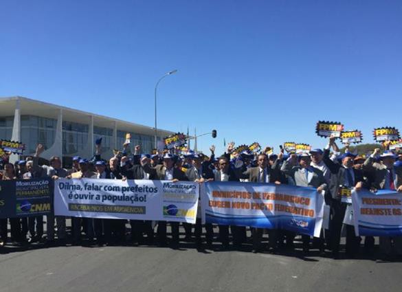 Com cartazes e faixas de protestos, centenas de prefeitos circulam pela Câmara, Senado e Palácio Alvorada