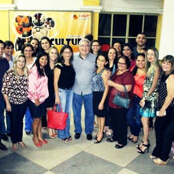 Professores da rede Municipal de Ensino de Gurupi comemoram progressão salarial ao lado do prefeito Laurez Moreira (centro/cinza)