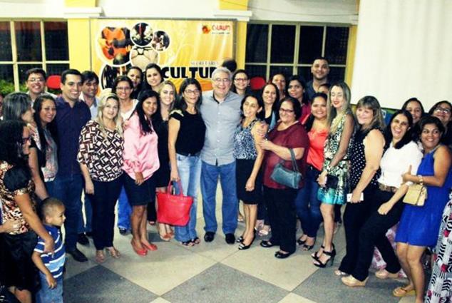 Professores da rede Municipal de Ensino de Gurupi comemoram progressão salarial ao lado do prefeito Laurez Moreira (centro/cinza)