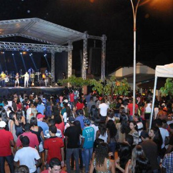 Músicos se apresentam durante o 55º aniversário de Almas