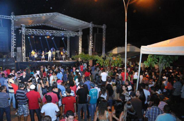 Músicos se apresentam durante o 55º aniversário de Almas