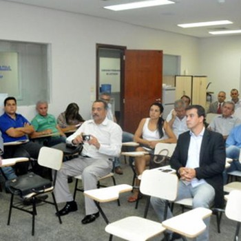 Diretor da ATM (terno preto) acompanha as explanações do superintendente do DNIT