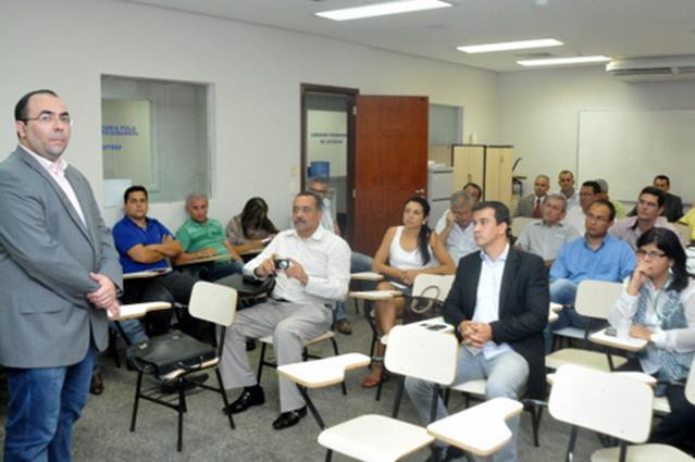 Diretor da ATM (terno preto) acompanha as explanações do superintendente do DNIT