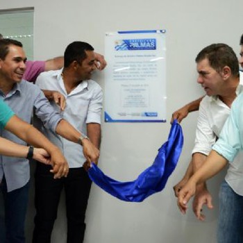Prefeito Carlos Amastha, autoridades e populares descerram placa de inauguração do Resolve Palmas Sul
