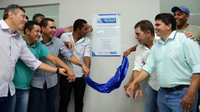 Prefeito Carlos Amastha, autoridades e populares descerram placa de inauguração do Resolve Palmas Sul