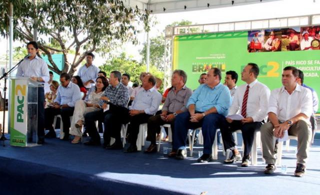 Presidente da ATM discursa para prefeitos e autoridades durante solenidade de entrega do maquinário