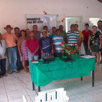 Além de populares estavam presentes lideranças comunitárias, vereadores e o prefeito de Rio Sono, Roberto Campos (PR)