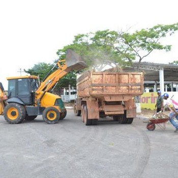 Máquinas realizam reformas e limpeza do parque agropecuário