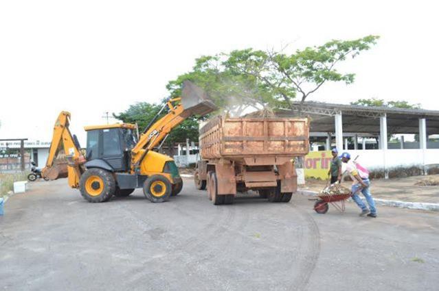 Máquinas realizam reformas e limpeza do parque agropecuário