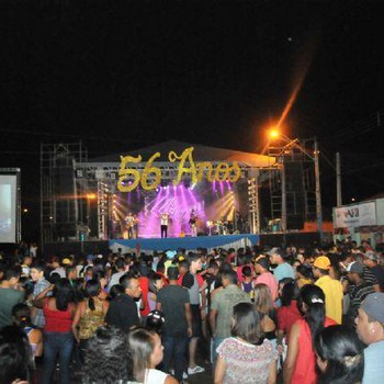 Público lota a avenida Araguaia durante as festividades de aniversário de Xambioá