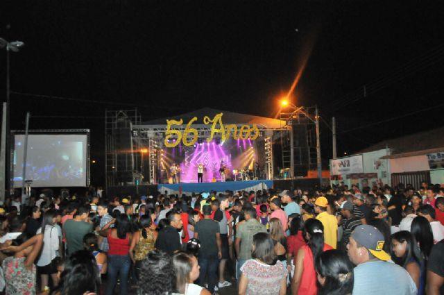 Público lota a avenida Araguaia durante as festividades de aniversário de Xambioá