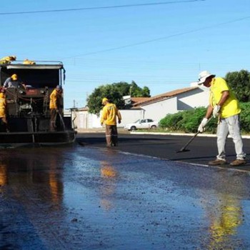 Operários da prefeitura trabalham no recapeamento de ruas e avenidas de Gurupi
