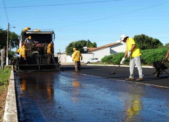 Operários da prefeitura trabalham no recapeamento de ruas e avenidas de Gurupi