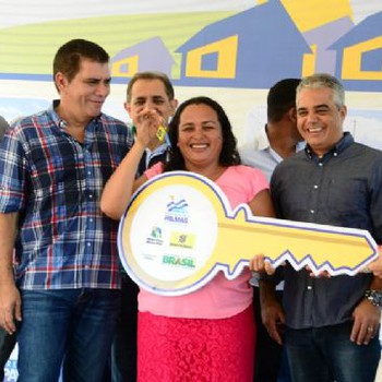 Prefeito Carlos Amastha (camisa xadrez) repassa chaves da casa própria para beneficiária do MCMV