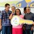Prefeito Carlos Amastha (camisa xadrez) repassa chaves da casa própria para beneficiária do MCMV