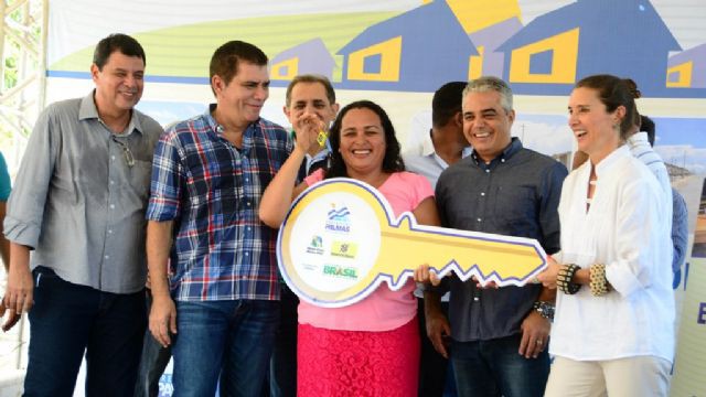 Prefeito Carlos Amastha (camisa xadrez) repassa chaves da casa própria para beneficiária do MCMV