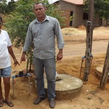Diretor-presidente do Sisapa, Clarindo Rocha Silva ao lado de moradora do bairro