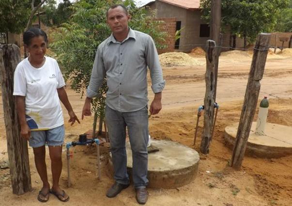 Diretor-presidente do Sisapa, Clarindo Rocha Silva ao lado de moradora do bairro