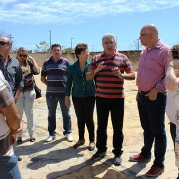 Prefeito Laurez Moreira apresenta ao secretário de Cultura do Estado Melck Aquino a área onde será construída o Centro de Tradições Brasileiras.