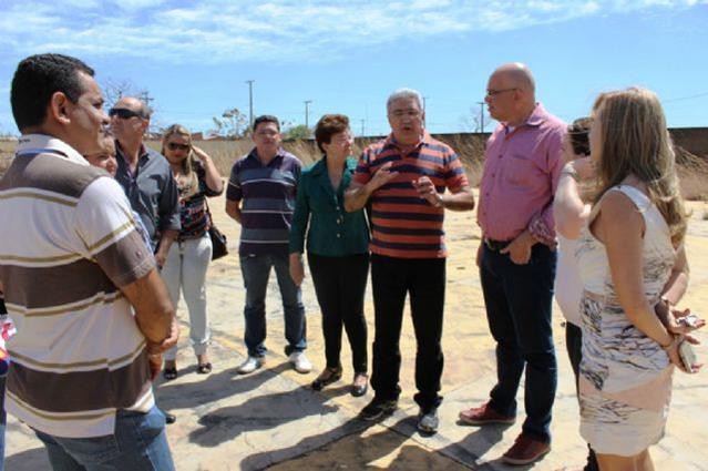 Prefeito Laurez Moreira apresenta ao secretário de Cultura do Estado Melck Aquino a área onde será construída o Centro de Tradições Brasileiras.