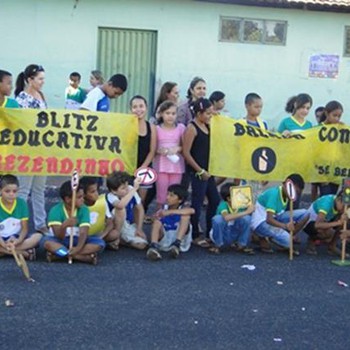 Estudantes com professores ensinam os riscos da mistura de álcool e trânsito