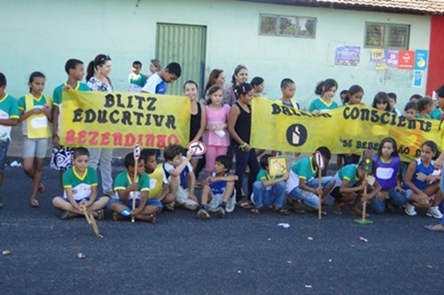 Estudantes com professores ensinam os riscos da mistura de álcool e trânsito
