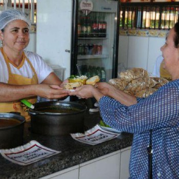 Marleide Borges comercializa seus produtos alimentícios durante o Arraiá