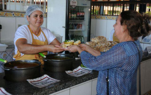 Marleide Borges comercializa seus produtos alimentícios durante o Arraiá