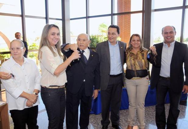 Prefeitas Márcia Reis, de Lajeado (d), e Magda Borba, de Miracema (e), receberam as chaves dos ônibus entregues pelo Estado