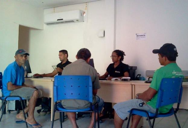 Usuários durante atendimento no Posto do Detran de Sítio Novo do Tocantins