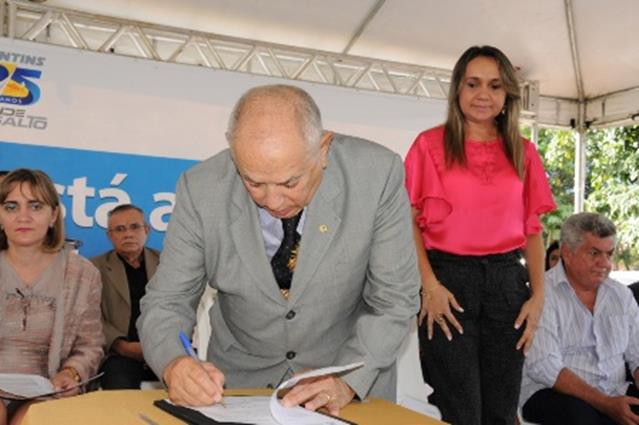 Governador assina ordem de serviço, na presença da prefeita Magda Borba e autoridades