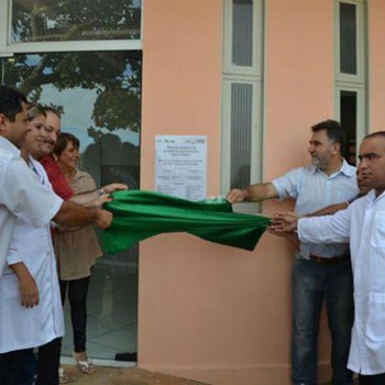 Prefeito, vereadores, médicos e demais representantes inauguram a unidade reformada