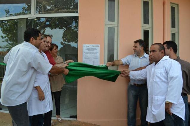 Prefeito, vereadores, médicos e demais representantes inauguram a unidade reformada