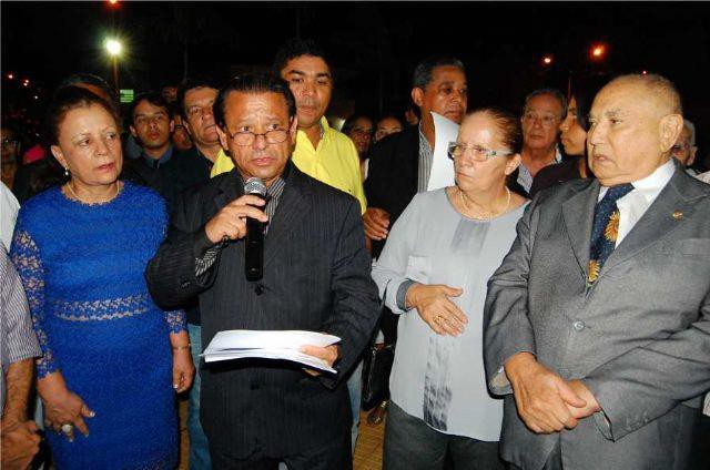 Prefeito Otoniel Andrade discursa ao lado do ex-governador Siqueira campos