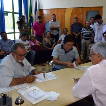 Assinatura contou com a participação de secretários, assessores e vereadores