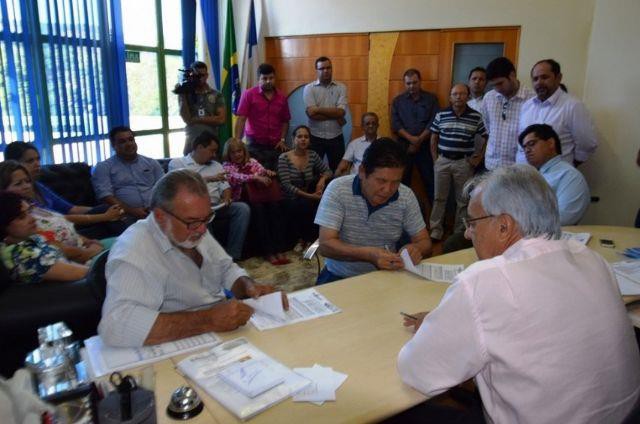 Assinatura contou com a participação de secretários, assessores e vereadores