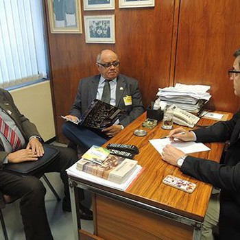 Representantes da CNM entregam pauta ao deputado Danilo Forte