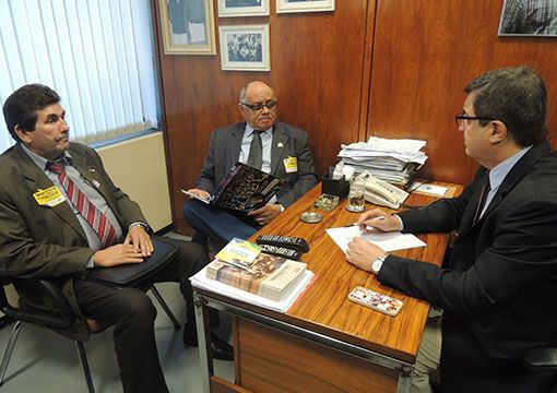 Representantes da CNM entregam pauta ao deputado Danilo Forte