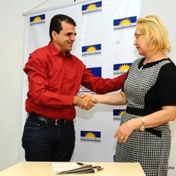 Prefeito Marlem Ribeiro durante assinatura do Termo