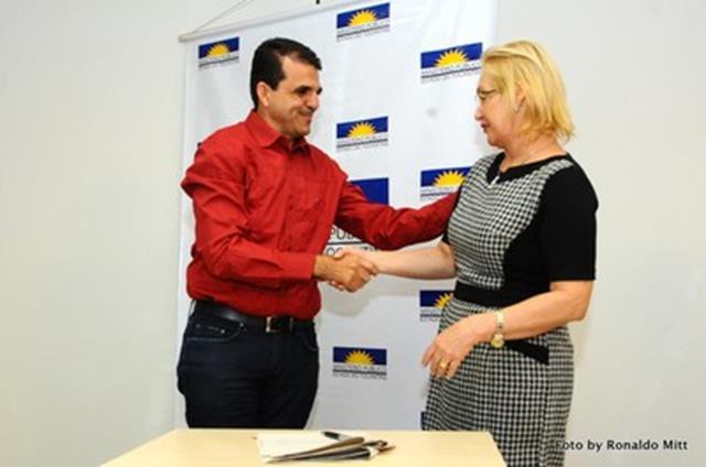 Prefeito Marlem Ribeiro durante assinatura do Termo