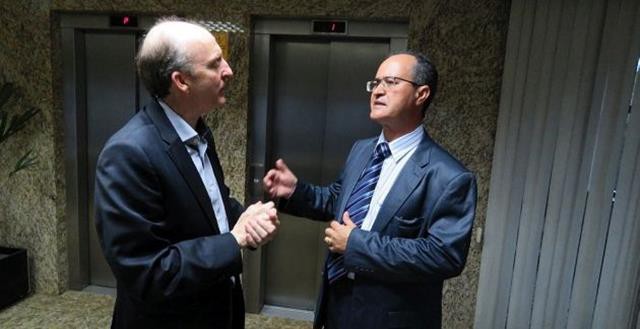 Presidente em exercício da CNM, Glademir Aroldi, e o prefeito de Santa Rosa do Tocantins, Ailton Araújo