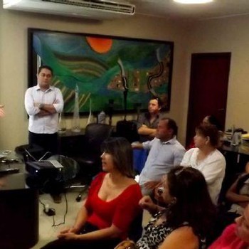 Sérgio Figueras ao lado prefeito Jairo Mariano explica aos funcionários da administração o projeto para desburocratizar a prefeitura de PA