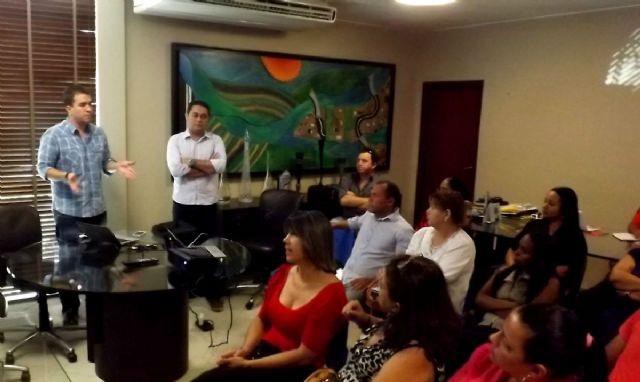 Sérgio Figueras ao lado prefeito Jairo Mariano explica aos funcionários da administração o projeto para desburocratizar a prefeitura de PA