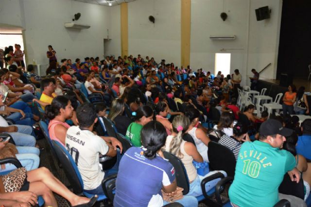 Assinaturas ocorreram no Teatro Municipal Cora Coralina